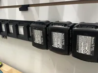 Support mural pour 3 batteries Makita 18V — photo 1