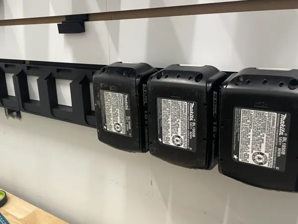 Support mural pour 3 batteries Makita 18V