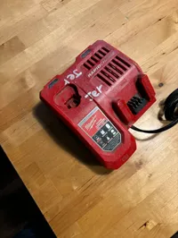 Support adhésif pour chargeur rapide Milwaukee — photo 6