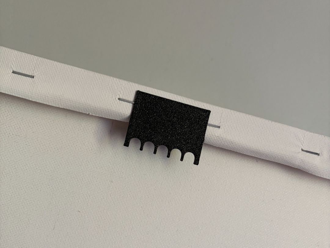 Tool-free hanger for paintings 