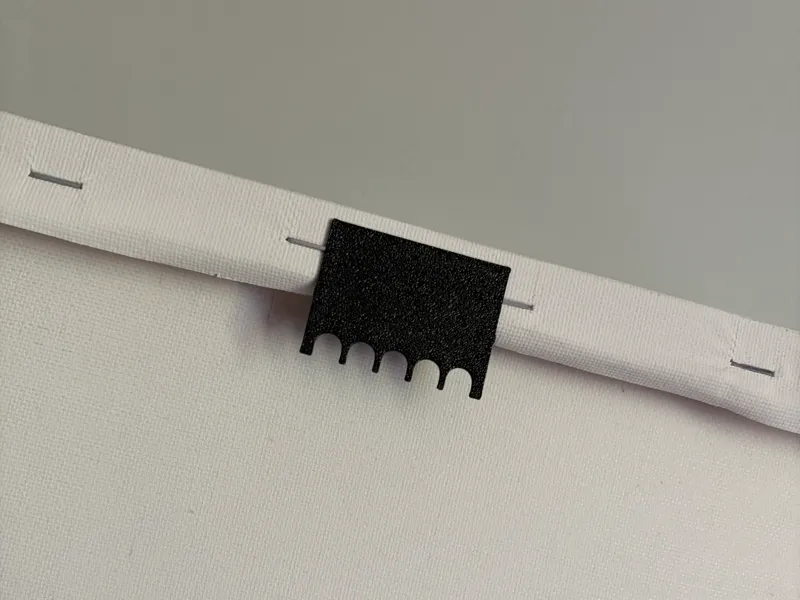 Tool-free hanger for paintings 