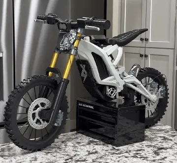 Letrero o emblema decorativo: 1:2 Surron Light Bee | LBX (Electric Dirt Bike) — vista de referencia 3