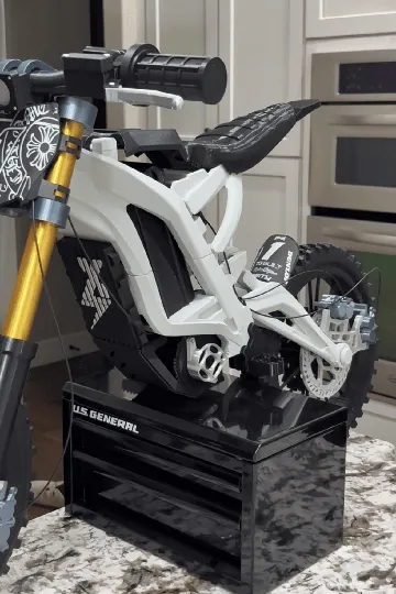 Letrero o emblema decorativo: 1:2 Surron Light Bee | LBX (Electric Dirt Bike) — vista de referencia 4