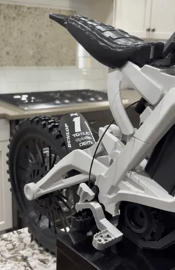 Letrero o emblema decorativo: 1:2 Surron Light Bee | LBX (Electric Dirt Bike) — vista de referencia 5