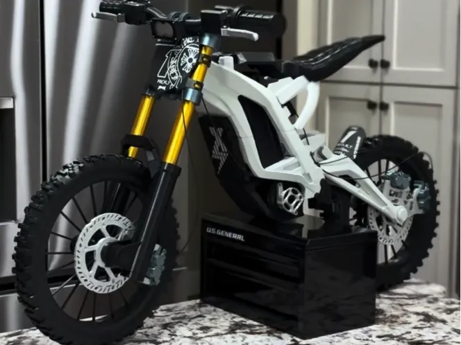 Letrero o emblema decorativo: 1:2 Surron Light Bee | LBX (Electric Dirt Bike). Referencia del modelo original.