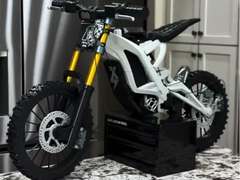 Letrero o emblema decorativo: 1:2 Surron Light Bee | LBX (Electric Dirt Bike) — referencia de MakerWorld