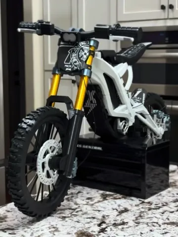 Letrero o emblema decorativo: 1:2 Surron Light Bee | LBX (Electric Dirt Bike) — vista de referencia 2