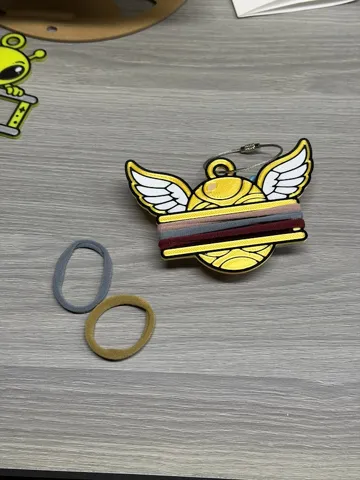Accesorio para sujetar ligas de cabello: Golden Snitch Hair Tie Holder Keychain — vista de referencia 3