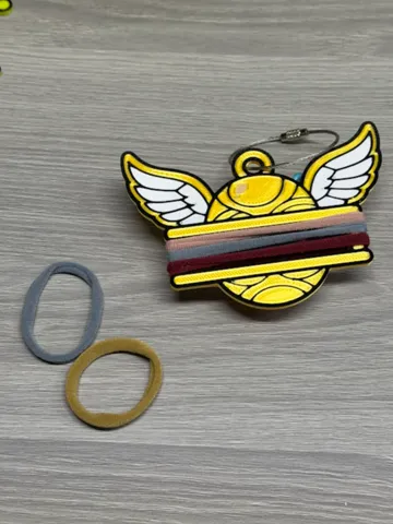 Accesorio para sujetar ligas de cabello: Golden Snitch Hair Tie Holder Keychain — vista de referencia 2