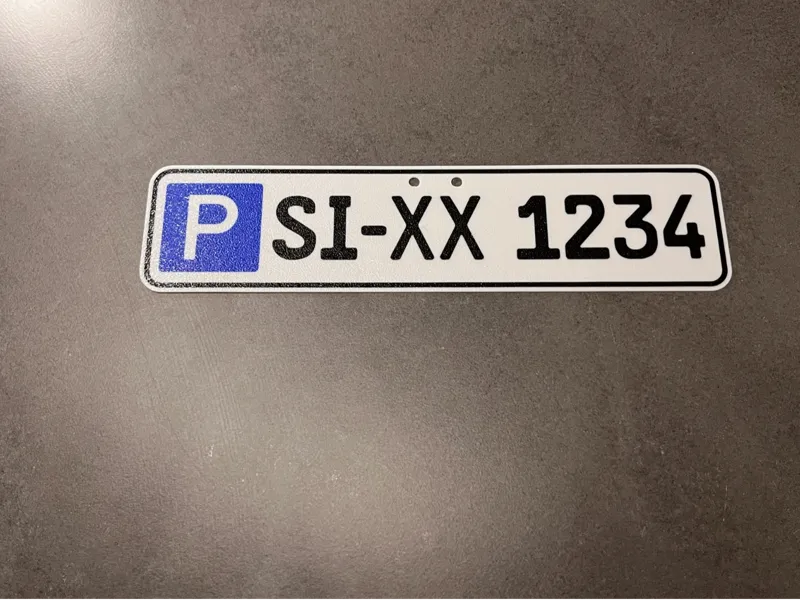 Parkplatzschild mit eigenem Kennzeichen anpassbar