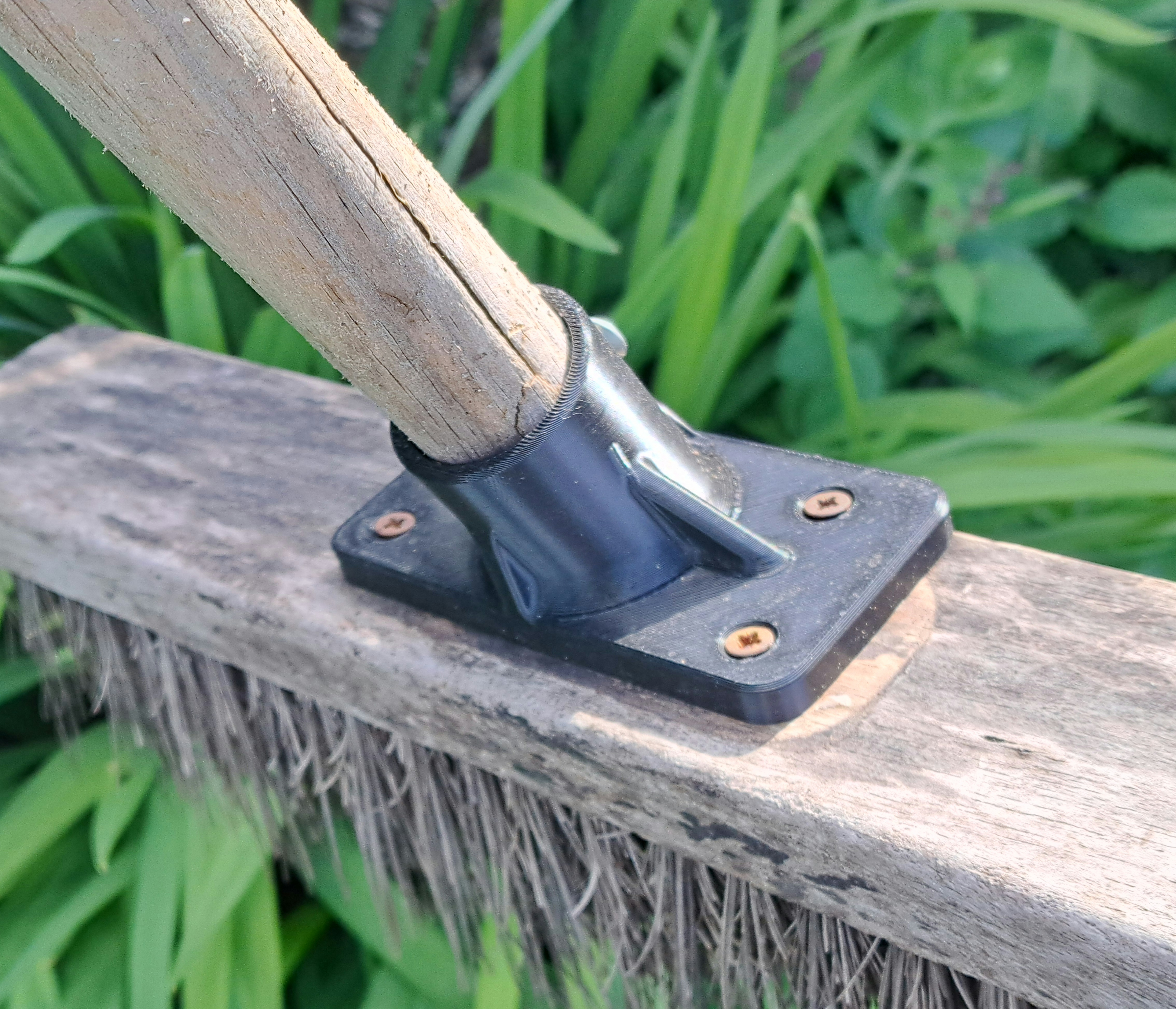 Miniatura 2 do modelo 3D Broom Handle Replacement Bracket