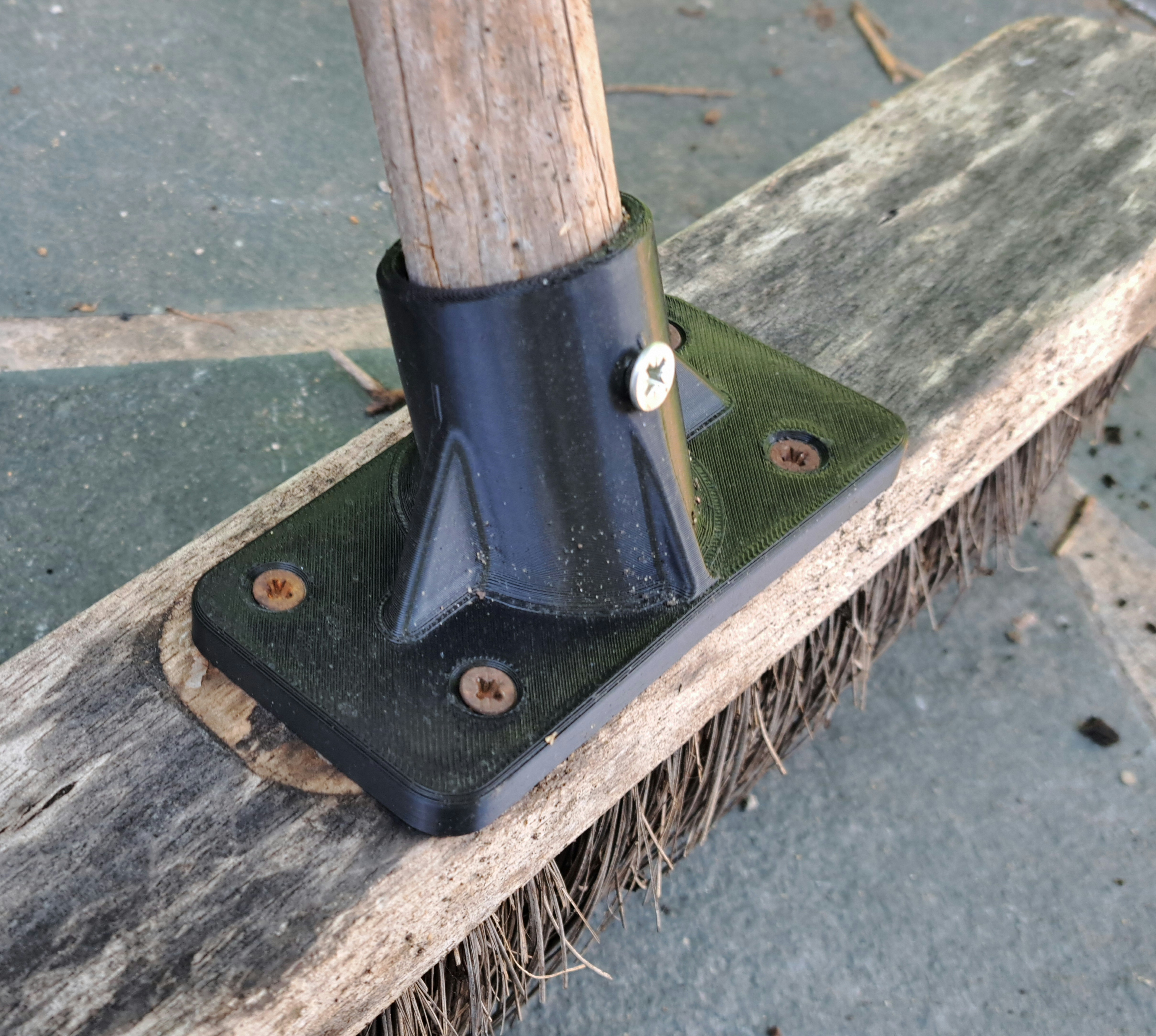 Miniatura 3 do modelo 3D Broom Handle Replacement Bracket