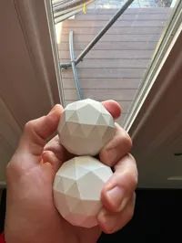 Sphères low poly, dodécaèdres adoucis gauche/droite — photo 2