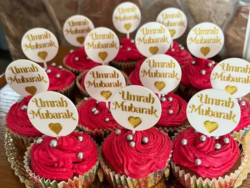 Umrah Mubarak muffin cake topper