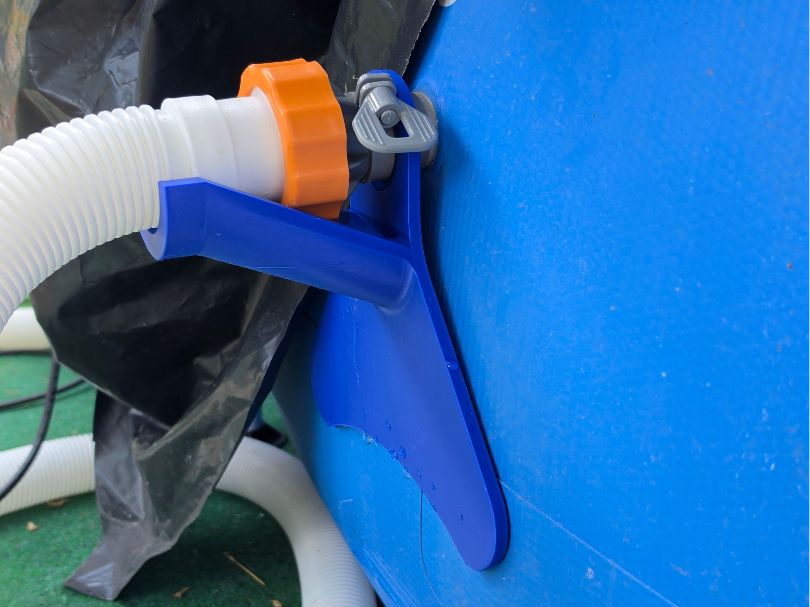Pool hose holder