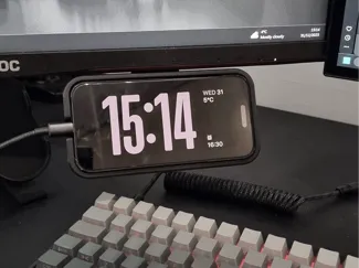 iPhone 15 pro Monitor mount
