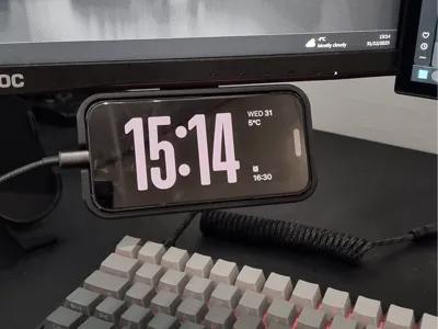 iPhone 15 pro Monitor mount