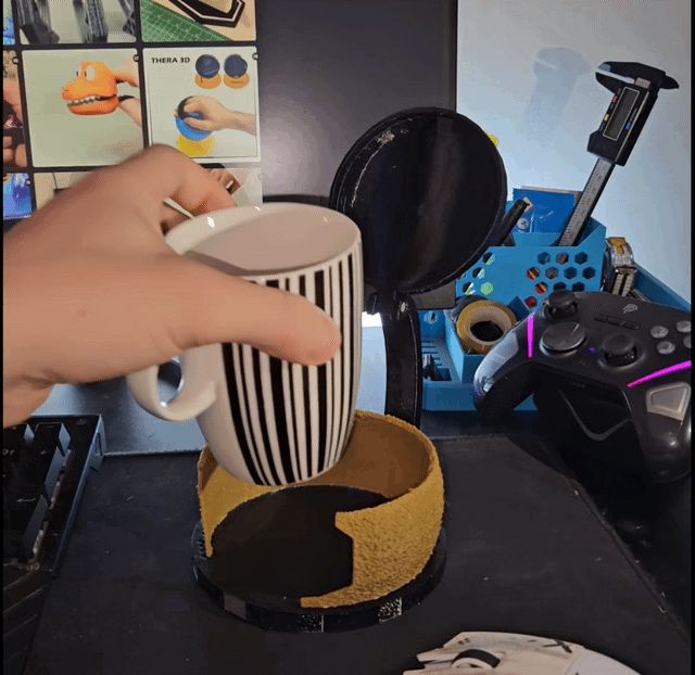 Mug Holder with hinged lid