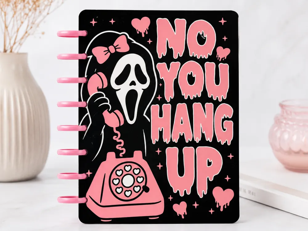 Adorno temático: Scream ghostface discbound halloween notebook. Referencia del modelo original.