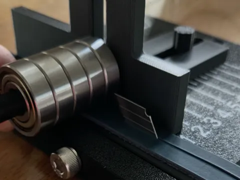 Modelo para impresión 3D: Verstellbare Schneidhilfe für Leder — referencia de MakerWorld
