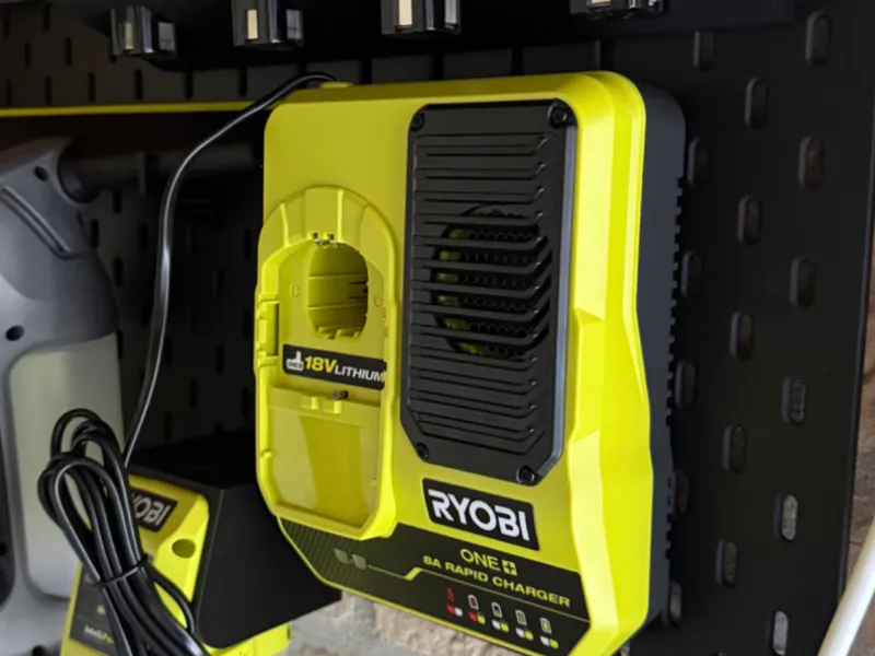 Ryobi RC18180 charger Skadis mount