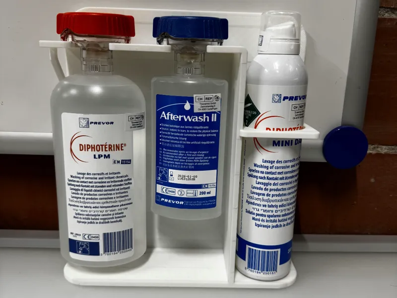 Halterung für Augenspüllösung "Diphotérine"