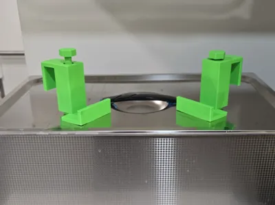 Adjustable height hanger for cleaning machine