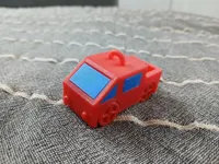 Petite voiture jouet à roues qui tournent — photo 1