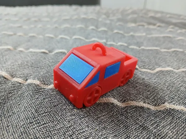 Petite voiture jouet à roues qui tournent