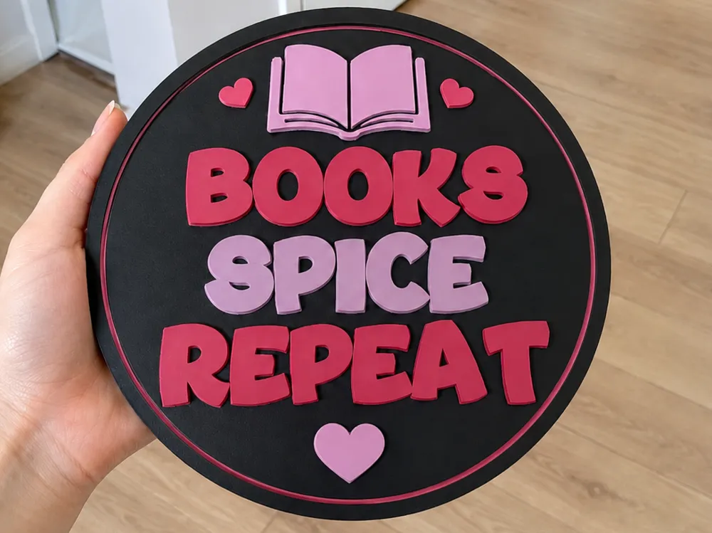 Estante o repisa: Books, Spice & Repeat | Smut Book Lover Plaque. Referencia del modelo original.