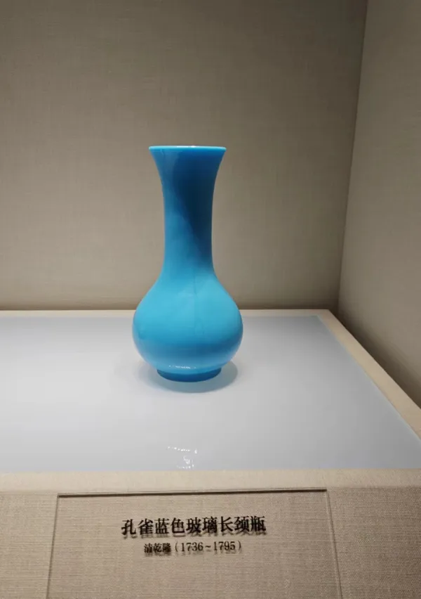 Vase long col bleu paon