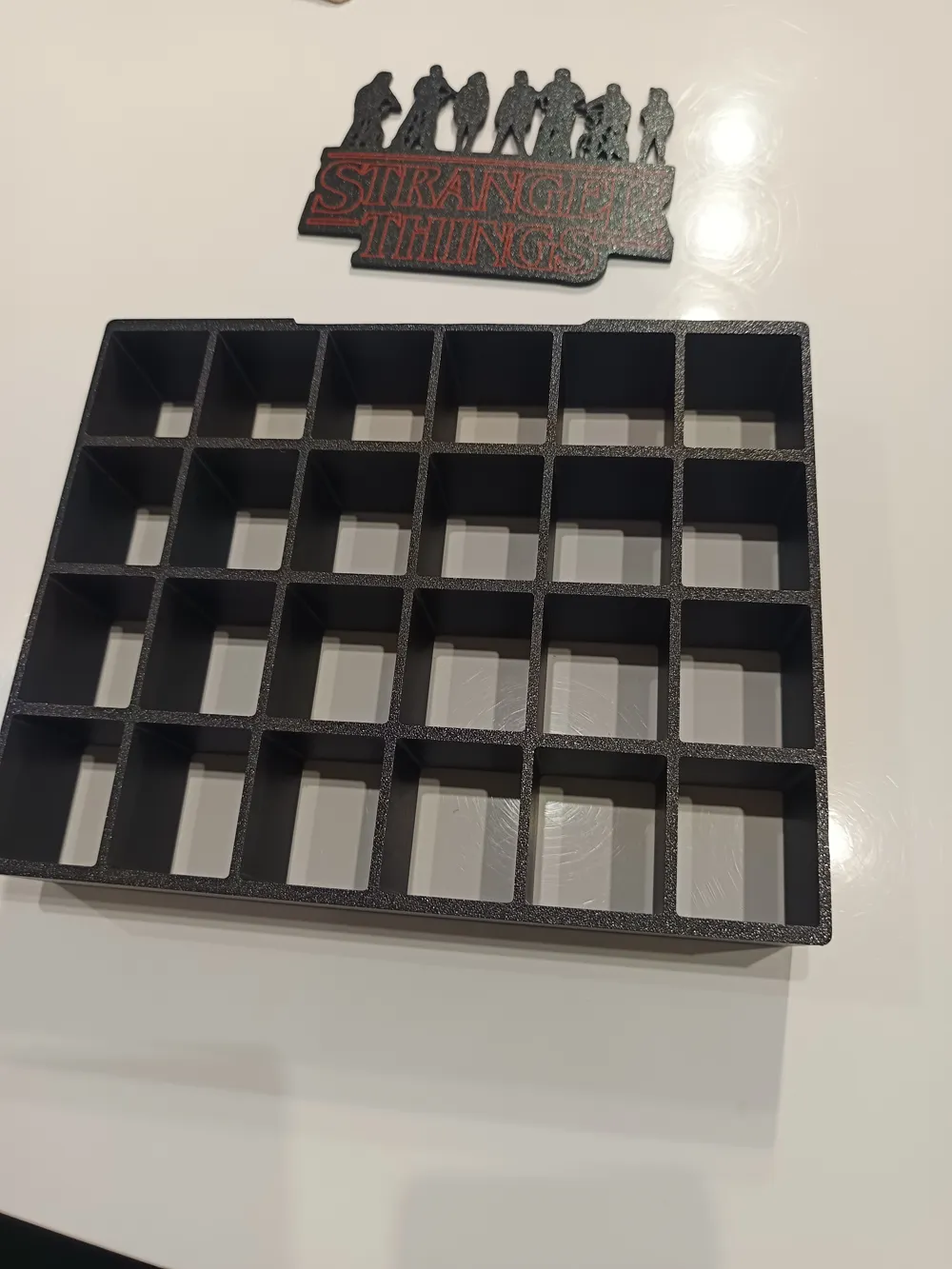 Spezielles Design „Stranger Things“-Figur, dekorativer Ausstellungsstand, Sammlerornament