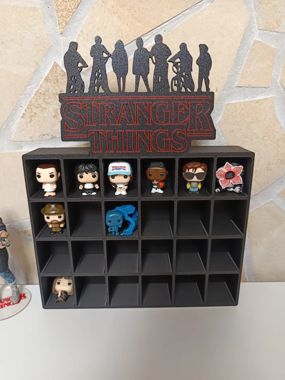 Spezielles Design „Stranger Things“-Figur, dekorativer Ausstellungsstand, Sammlerornament
