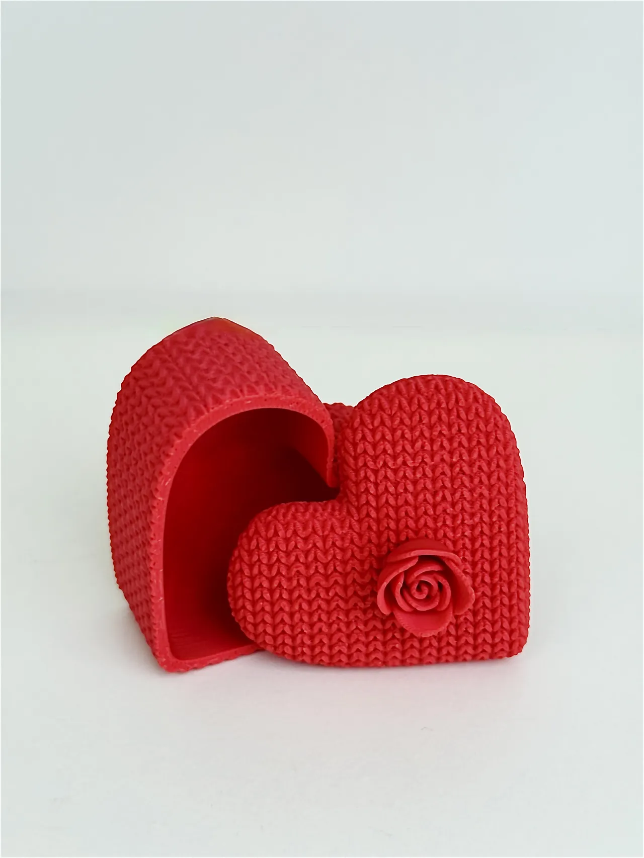 Knitted heart-shaped storage box with flower view 4
