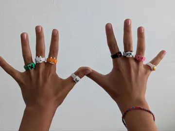 Letrero o emblema decorativo: MineRings Chicken – Minecraft Character Rings — vista de referencia 3