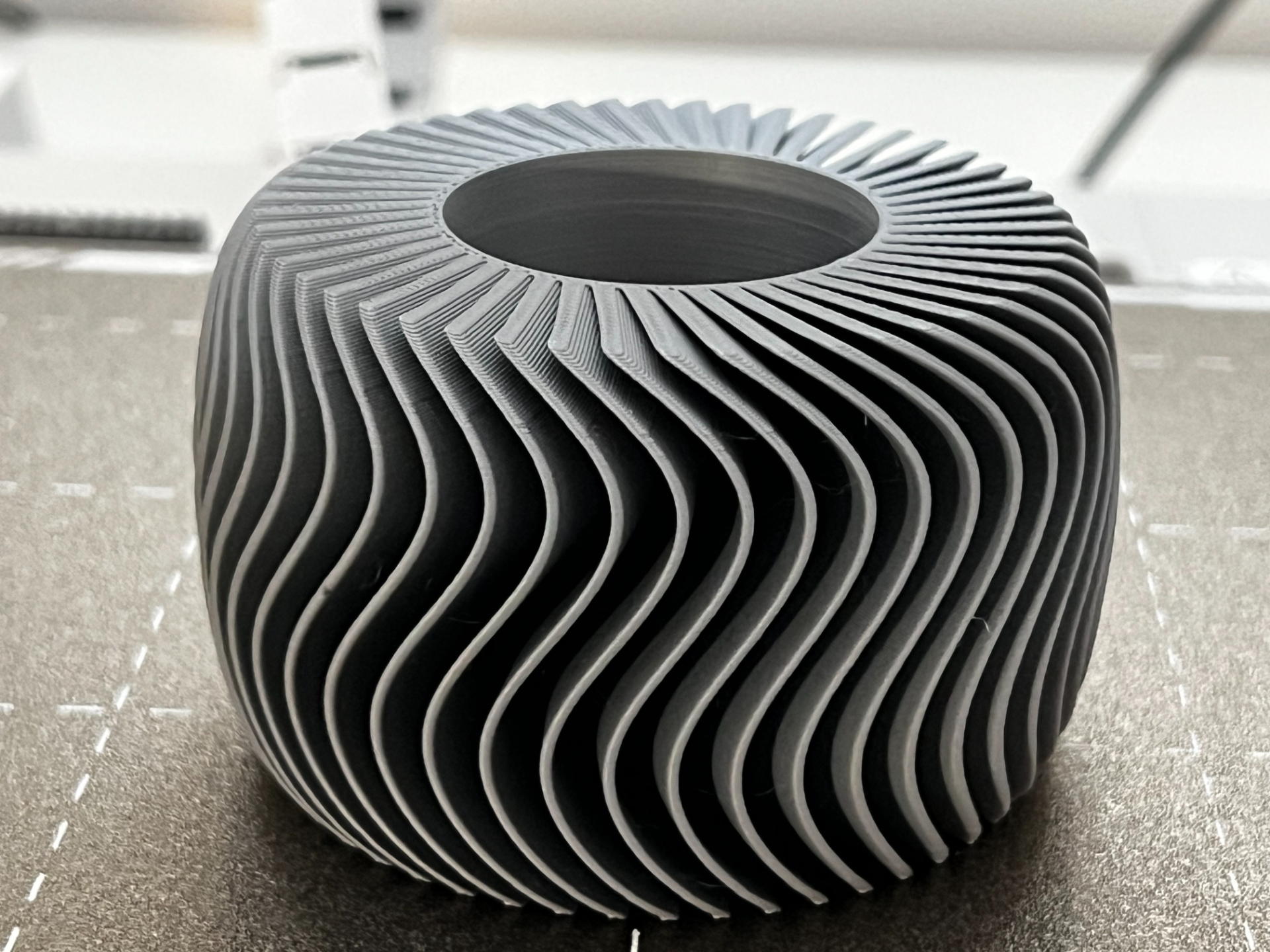 Minimalism Wave Pen-Holder