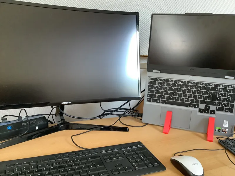 Kompakter vertikaler Laptop-Ständer -  Modell 3