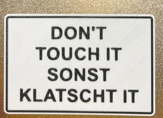 Don't Touch it sonst klatscht it Schild
