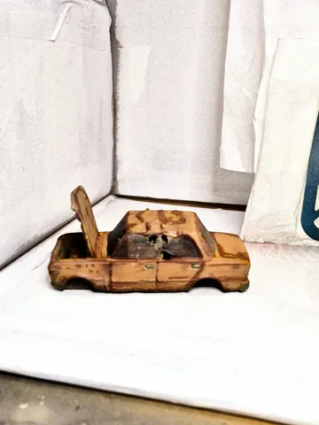 Letrero o emblema decorativo: Abandoned Car - post-apocalyptic display — vista de referencia 3