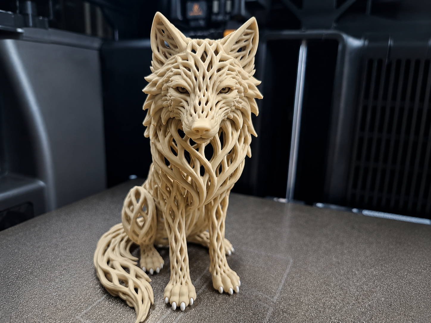 Voronoi Wolf – Mystische Eleganz
