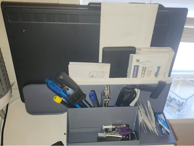 Desk organizer with dual vertical stands