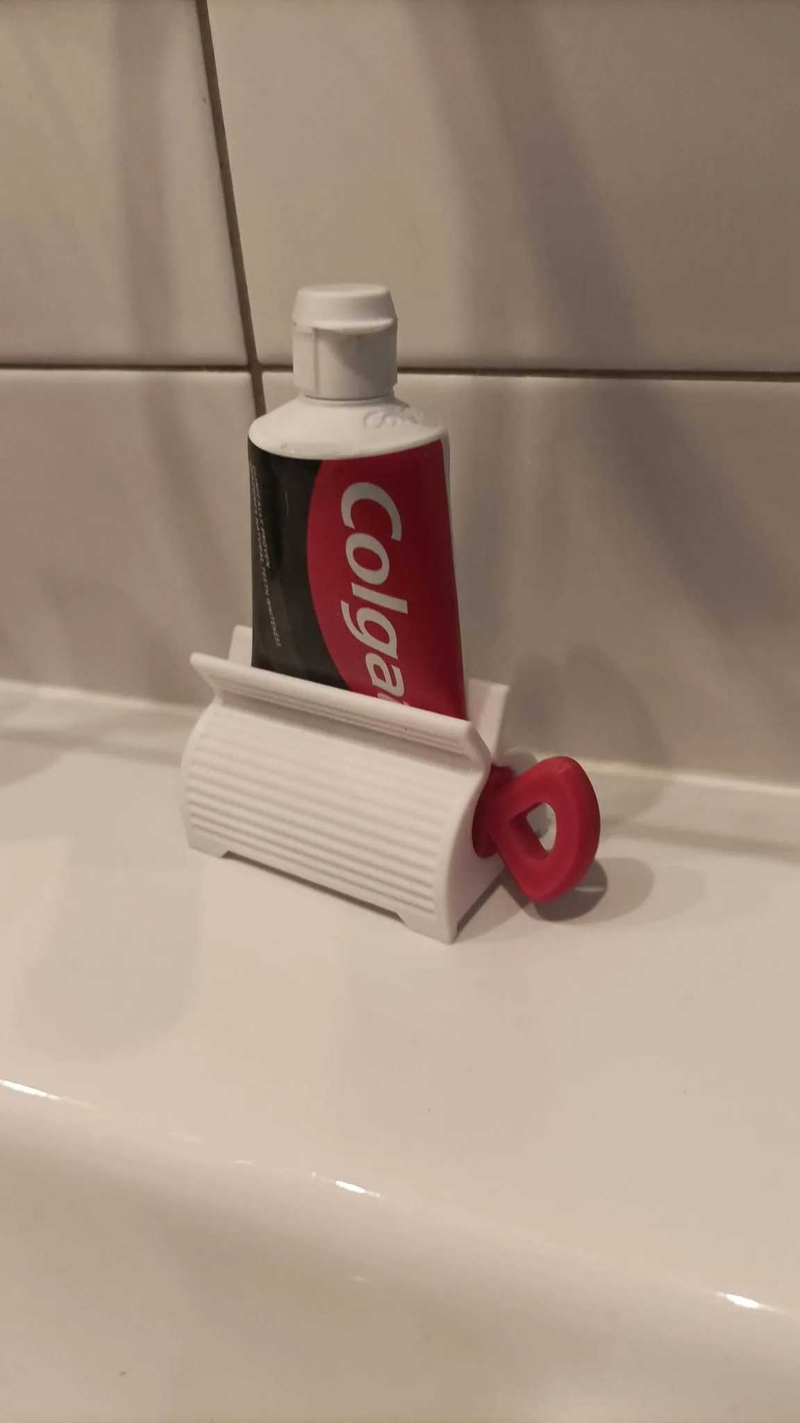 Enhanced Toothpaste Squeezer – Locking Mechanism view 4