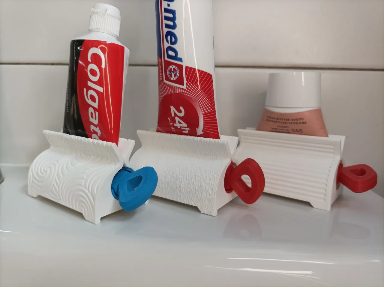 Enhanced Toothpaste Squeezer – Locking Mechanism view 2