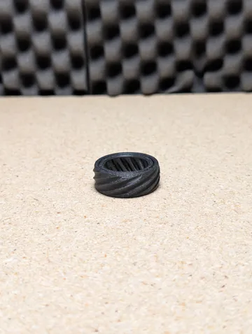 Objeto manipulable: Vortex Focus Ring - Smooth Sensory Fidget Ring — vista de referencia 5