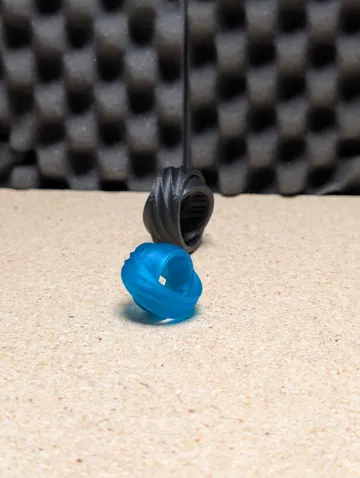 Objeto manipulable: Vortex Focus Ring - Smooth Sensory Fidget Ring — vista de referencia 3