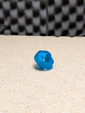 Objeto manipulable: Vortex Focus Ring - Smooth Sensory Fidget Ring — vista de referencia 4