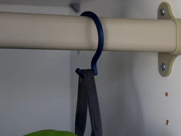 Crochet pivoté pour cintre
