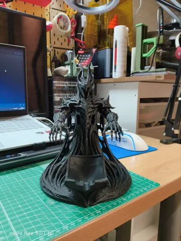 Soporte: The Dark Lord’s Throne – PS5 Controller Stand — vista de referencia 3