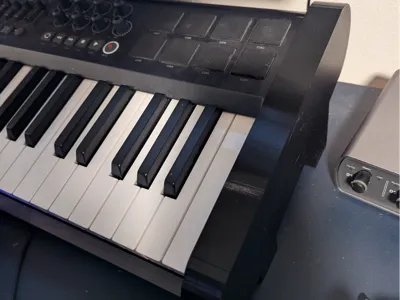 M-Audio Axiom (1st Gen) angled riser
