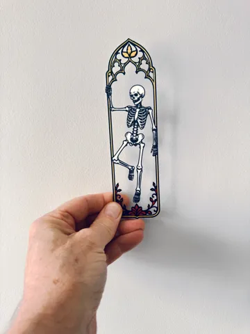 Accesorio de lectura: Gothic Skeleton Bookmark Stained Glass Style — vista de referencia 3